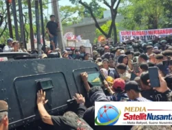 Putusan Sela Bupati Nonaktif Pati Memanas, Massa Blokir Pintu Keluar Hingga Saling Dorong dengan Polisi