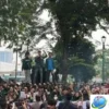 Redam Demo Mahasiswa, Ketua DPRD Sumut Duduk di Aspal dan Teken 9 Tuntutan BEM USU