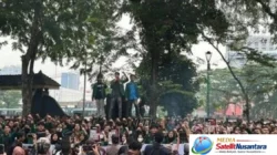 Redam Demo Mahasiswa, Ketua DPRD Sumut Duduk di Aspal dan Teken 9 Tuntutan BEM USU