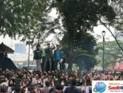 Redam Demo Mahasiswa, Ketua DPRD Sumut Duduk di Aspal dan Teken 9 Tuntutan BEM USU
