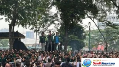 Redam Demo Mahasiswa, Ketua DPRD Sumut Duduk di Aspal dan Teken 9 Tuntutan BEM USU