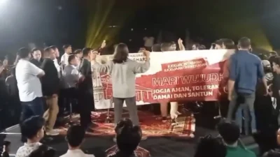 Digeruduk Ratusan Mahasiswa, Diskusi Menteri dan Pejabat Negara di Joglo UGM Berakhir Tegang