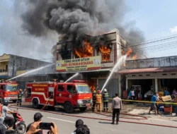 Kebakaran Melanda Ruko Ayam Utuh DASS Mengkangkang di Deli Serdang, Asap Hitam Membubung Tinggi