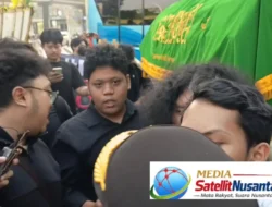 ​HUT Bhayangkara ke-80, Mahasiswa UI Demo Mabes Polri Bawa Keranda dan Karangan Bunga