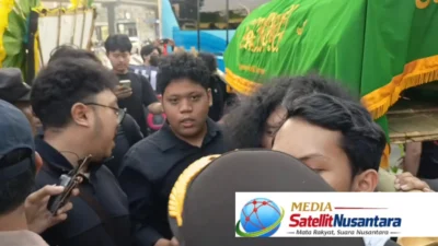 ​HUT Bhayangkara ke-80, Mahasiswa UI Demo Mabes Polri Bawa Keranda dan Karangan Bunga