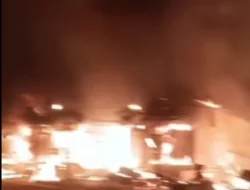 Bangunan di Jalan Lintas Baturaja Terbakar, Damkar OKU Masih Berjibaku Padamkan Api